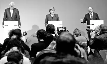  ??  ?? Merkel (centre), leader of the Christian Social Union in Bavaria (CSU) Horst Seehofer (left) and Social Democratic Party (SPD) leader Martin Schulz attend a news conference after explorator­y talks about forming a new coalition government at the SPD...