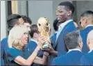  ?? FOTO: AP ?? Pogba y Brigitte Macron con el trofeo