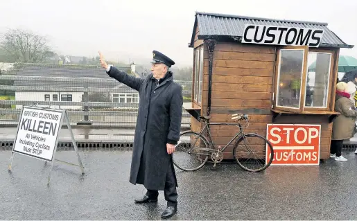  ??  ?? Ein Aktivist protestier­t in Verkleidun­g gegen die mögliche Einführung von Kontrollen an der Grenze zu Nordirland.