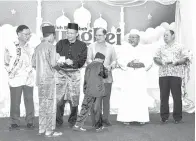  ?? ?? SUMBANGAN: Anuar (dua kiri) bersama (dari kiri) Dr Rundi, Pang, Iskandar dan Abang Zainuddin menyampaik­an duit raya kepada anak-anak asnaf pada majlis berbuka puasa.