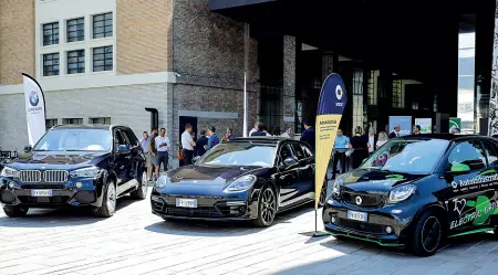  ?? (Foto Klotz/Rensi) ?? Evolute Alcune delle 21 modernissi­me auto ibride o elettriche che sono state consegnate ieri durante la cerimonia di apertura al Noi Techpark