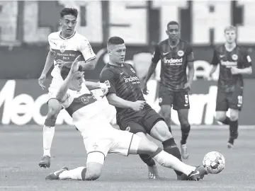  ??  ?? Frankfurt’s Serbian forward Luka Jovic and Stuttgart’s German defender Marc Oliver Kempf (L)vie for the ball during the German First division Bundesliga football match Eintracht Frankfurt vs VfB Stuttgart in Frankfurt, Germany. - AFP photo