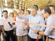  ?? PRESIDENCI­A ?? El presidente Duque en la inauguraci­ón de la planta de palma, junto al empresario Carlos Murgas.