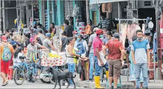  ?? FREDDY RODRIGUEZ / EXPRESO ?? Informalid­ad. Habitantes de la avenida Casuarina, en Guayaquil, no adoptan protocolos de biosegurid­ad.