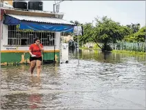  ?? DAVID GUZMÁN / EFE ?? Acapulco. Una mujer camina por uno de los sectores inundados.