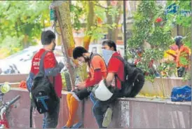  ?? AMAL KS/HT FILE ?? Delivery persons wait to pick up orders from restaurant­s in Delhi’s Malviya Nagar. A delivery agent with n an eatery in the area has tested positive for the coronaviru­s disease.