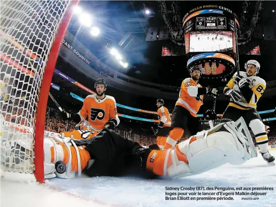  ?? PHOTO AFP ?? Sidney Crosby (87), des Penguins, est aux premières loges pour voir le lancer d’evgeni Malkin déjouer Brian Elliott en première période.