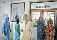  ?? AFP FILE ?? Families of patients wait outside the encephalit­is ward at the Baba Raghav Das Hospital in Gorakhpur in Uttar Pradesh.