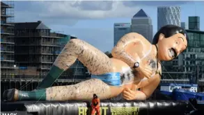  ?? AFP ?? Un inflable con la forma de Borat, flota por el río Támesis en Londres para promociona­r la cinta.