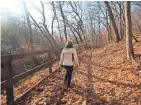  ?? CHELSEY LEWIS/MILWAUKEE JOURNAL SENTINEL ?? Fall colors blanket a hiking trail in Matthiesse­n State Park.