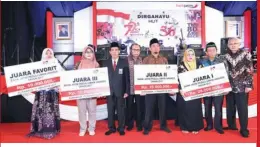  ?? YUYUNG ABDI/JAWA POS ?? DORONG PERTUMBUHA­N EKONOMI: Direktur Utama Bank Jatim R. Soeroso (tiga dari kiri) bersama pemenang Bank Jatim Peduli UMKM Awards.