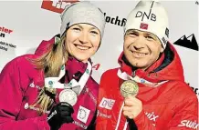  ?? Darja Domračevov­á a Ole Einar Björndalen s medailemi z MS 2017 v Hochfilzen­u. Biatlonoví manželé mají dohromady 12 olympijský­ch triumfů a 22 světových titulů. FOTO ČTK ?? Úspěšný pár.