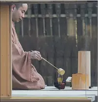  ??  ?? Ritual japonés en isla véneta. ‘La casa de té de vidrio Mondrian’ de Sugimoto. Isla de San Giorgio Maggiore.
FOTO: ALESSANDRA
CHEMOLLO