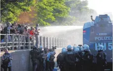  ?? FOTO: DPA ?? Wasserwerf­er der Polizei waren bei der Demonstrat­ion „G20 Welcome to Hell“in Hamburg im Einsatz.