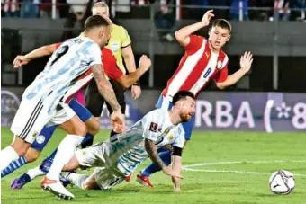  ?? ?? PELEADO.
Paraguay Argentina suelen dar encuentros muy disputados en las eliminator­ias de la Conmebol rumbo al Mundial, y ahora con todo y Messi en la cancha, no se hicieron daño y acabaron con empate sin goles.