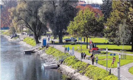  ?? FOTO: ALEXANDER KAYA ?? Das Ulmer Donauufer: Hier soll es bald gemütliche­r zugehen.