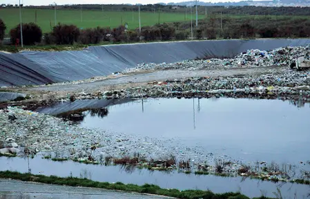  ??  ?? La discarica di La Martella potrebbe ospitare i rifiuti trattati dalla ditta La Carpia