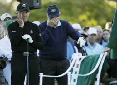  ?? DAVID J. PHILLIP - THE ASSOCIATED PRESS ?? Jack Nicklaus and Gary Player wipe tears from their eyes as a chair is draped with a green jacket to honor Arnold Palmer before the start of the first round of the Masters golf tournament Thursday in Augusta, Ga.