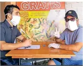  ?? FOTO: KNOBLOCH ?? Der kubanische TV- und Radio-kommentato­r Reynier Batista (links) würfelt mit seinen Gästen nach eigenen Regeln Baseball-spiele aus.