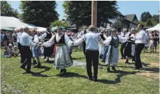  ?? FOTOS: TANJA JAPS ?? Der Siebenbürg­isch-Sächsische Brauchtums­verein zeigt auf dem Martinspla­tz in Aach-Linz historisch­e Tänze.