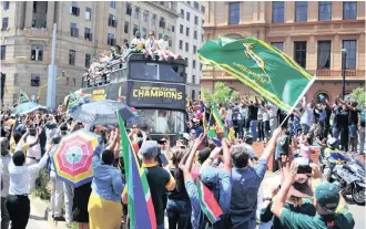  ?? African News Agency (ANA) ?? SUPPORTERS cheer the champions at Church Square, Pretoria. |
BONGANI SHILUBANE
