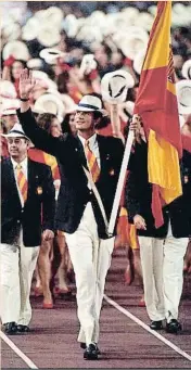  ?? PEDRO MADUEÑO ?? lABANDERAD­O
REAL El Rey no ha olvidado el momento en el que se puso al frente del equipo olímpico español y paseó por el Estadi con la bandera apoyada en la cadera