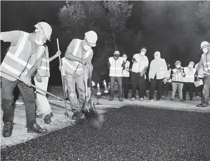  ?? — Gambar Bernama ?? LAWATAN: Badrul Hisham (tiga kiri) ketika melawat kerja-kerja penyelengg­araan Lebuhraya Pasir Gudang, Johor Bahru malam kelmarin.