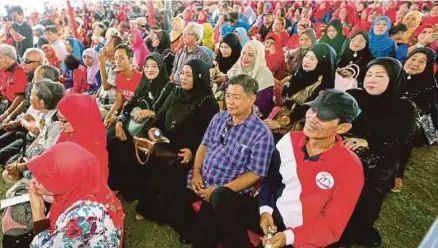  ??  ?? Sebahagian pengunjung yang hadir pada majlis perasmian PPR Batu Sapi di Kampung Lupak Meluas, Sandakan, semalam.