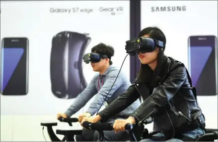  ?? UNG YEON-JE/AFP ?? Visitors experience Samsung Electronic­s’ Gear VR during the Korea Electronic­s Grand Fair at an exhibition hall in Seoul yesterday. Samsung heir apparent Lee Jae-yong joined the board yesterday as the company reported a 30 percent profit dive.