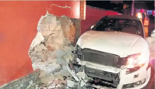  ??  ?? ●●The badly damages Audi and kitchen wall after the 4am crash