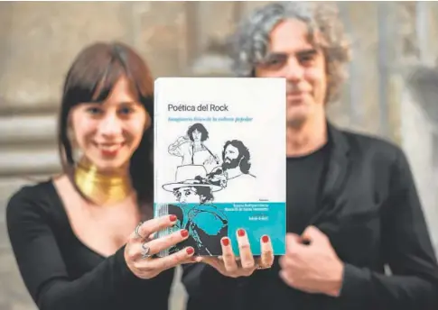  ?? // CEDIDA ?? Susana Rodríguez y Bosco Gil posan con su libro ‘Poética del rock’.