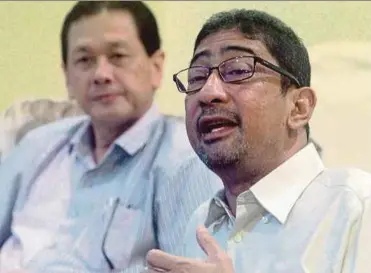  ?? PIC BY AZHAR RAMLI ?? Perlis Barisan Nasional secretary Datuk Zahidi Zainul Abidin (right) at a press conference in Kangar yesterday.