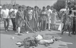  ?? HT PHOTOS ?? Mahila Congress workers burn the effigy of Haryana BJP president Subhash Barala in Panchkula on Tuesday; (below) INLD leaders at Haryana Raj Bhawan in Chandigarh to meet the governor.