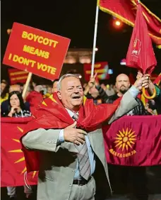  ?? Foto: Reuters ?? Nechtějí změnu Proti změně názvu Makedonie se také zvedla poměrně silná vlna odporu. Muž na snímku vyzývá k bojkotu referenda.
