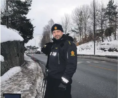  ??  ?? REAKSJONER: UP-betjent André Mørch stoppet flere bilister som kjørte fortere enn 40 kilometer i timen på Vesterled lørdag.