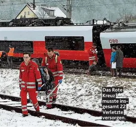  ??  ?? Das Rote Kreuz musste insgesamt 22 Verletzte versorgen.