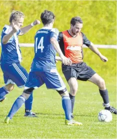  ?? Foto: Ernst Mayer ?? DIe Gegenwehr der blau gekleidete­n Spieler des SV Wattenweil­er war groß, doch Simon Grüner und die Ettenbeure­r behielten die Oberhand.