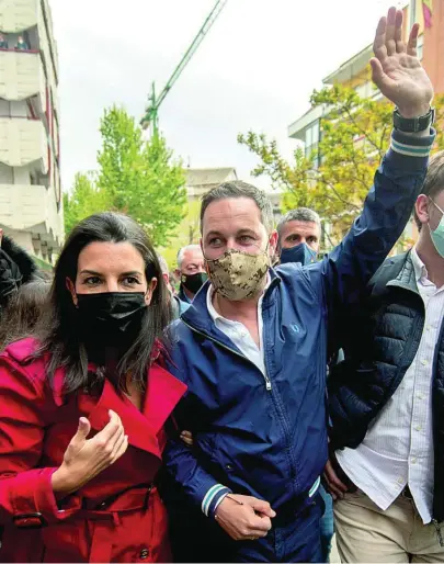  ?? EFE ?? Santiago Abascal y Rocío Monasterio ayer en un acto de precampaña en Leganés