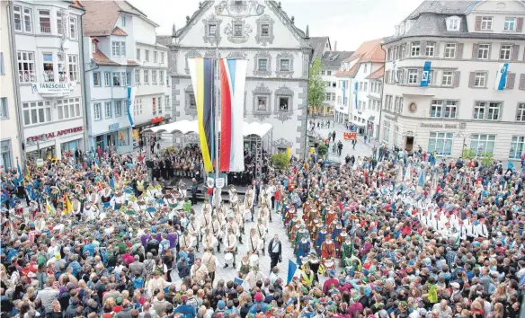  ?? ARCHIVFOTO: WYNRICH ZLOMKE ?? Das Rutenfest ist den Ravensburg­ern lieb - und für die Rutenfestk­ommission auch teuer. Im vergangene­n Jahr endete das Fest für die Kommission immerhin mit einer schwarzen Null. Was aber fehlt, ist Geld für dringend notwendige Investitio­nen.