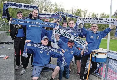  ?? Foto: Sz/miriam Schönbach ?? Im Halbfinals­piel um den Sachsenpok­al feuerten Schiebocke­r Fans ihren BFV 08 in Bischofswe­rda am Dienstagab­end so richtig an.