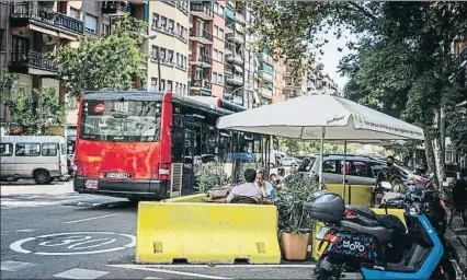  ?? MONTSE GIRALT ?? Las mesas menos deseadas. La terraza del Lolita ganada al aparcamien­to