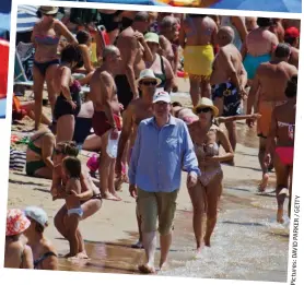  ?? Y TT E G
/ R E K R A P D I V A D s: e r u t c i P ?? Wish you were here? Holidaymak­ers cram on to Benidorm’s Levante Beach and (inset) Robert Hardman joining the throng