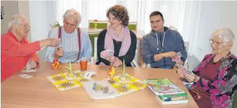  ??  ?? Auch Kartenspie­len macht den Bewohnern der Senioren WG im Allmand Carré Spaß (von links): Emma Metzner, Klaus Redlin, Quartiersm­anagerin Carolin Bucher, Dennis Nold und Hilde Klaus.