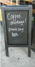  ?? ?? „Kaffee‰Knappheit!“steht auf diesem Schild, das zum „Panikkauf“einlädt. Und vor Tankstelle­n bilden sich lange Schlangen.