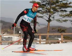  ?? AFP ?? El hombre también le hace al esquí, aunque viene de una isla sin nieve.