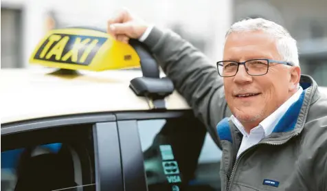  ?? Foto: Ulrich Wagner ?? Franz Pietsch fährt seit 32 Jahren in Augsburg Taxi und hat schon einige Höhen und Tiefen des Geschäfts mitgemacht. Nun steht ein weiterer Umbruch bevor: Verkehrsmi­nister Scheuer möchte den Taximarkt für private Anbieter wie „Uber“öffnen.Landsberg