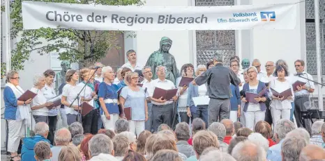  ?? FOTO: HELMUT SCHÖNECKER ?? Der Sängerbund Biberach trat bei „Vocal im Spital“in Biberach unter der Leitung von Peter Schenk auf.