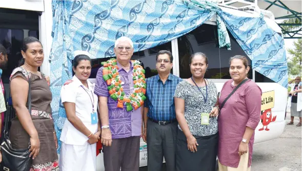  ?? Photo: Shratika Singh ?? Assistant Minister for Health and Medical Services Alexander O’Conor (third from left), with medical profession­als and business stakeholde­rs during the handing over of the blood donation bus at the Labasa Hospital on October 20, 2017.