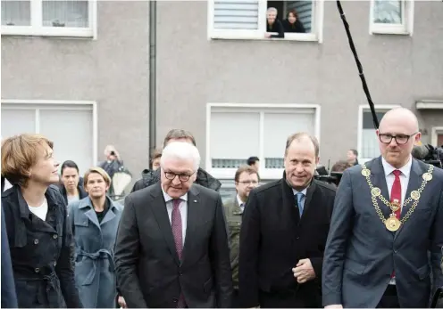  ?? Foto: dpa/Federico Gambarini ?? Bundespräs­ident Frank-Walter Steinmeier mit Entourage in Marxloh