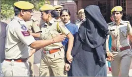  ?? HT PHOTO ?? Police escort Aarifa, 22, the wife of Faiez Modi, after an appearance in the Rajasthan high court in Jodhpur on Tuesday. The court ordered her release from a government­run care home.